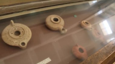 Ürdün Arkeoloji Müzesinde Bizans kırmızı çömlek lambası