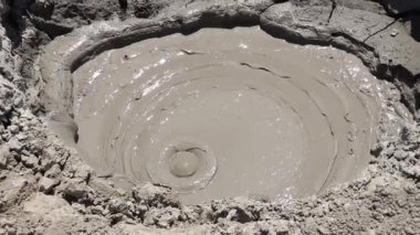 Yeraltından oluşan bir çamur volkanı gaz ve suyla karıştırılmış toprak yüzeye çıkıyor, Azerbaycan.