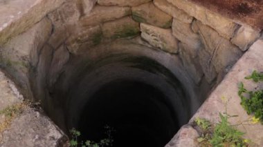 Azerbaycan 'ın Bakü kentindeki Mardakan Kalesi' nde toprak çukurları var.