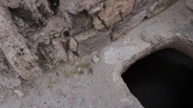 Azerbaycan 'ın Bakü kentindeki Mardakan Kalesi' nde toprak çukurları var.