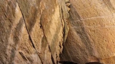 Alışılmadık şekilli kayalar doğal olarak Gobustan Ulusal Parkı, Azerbaycan 'da aşındılar.