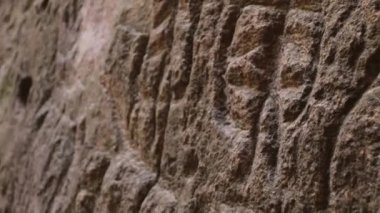 Alışılmadık şekilli kayalar doğal olarak Gobustan Ulusal Parkı, Azerbaycan 'da aşındılar.