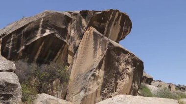 Alışılmadık şekilli kayalar doğal olarak Gobustan Ulusal Parkı, Azerbaycan 'da aşındılar.