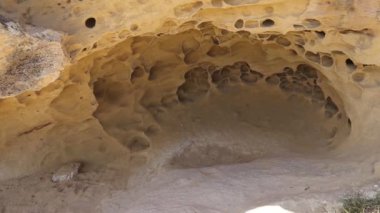 Alışılmadık şekilli kayalar doğal olarak Gobustan Ulusal Parkı, Azerbaycan 'da aşındılar.