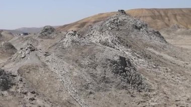 Yeraltından oluşan bir çamur volkanı gaz ve suyla karıştırılmış toprak yüzeye çıkıyor, Azerbaycan.