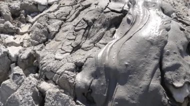 Yeraltından oluşan bir çamur volkanı gaz ve suyla karıştırılmış toprak yüzeye çıkıyor, Azerbaycan.