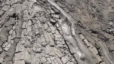 Yeraltından oluşan bir çamur volkanı gaz ve suyla karıştırılmış toprak yüzeye çıkıyor, Azerbaycan.