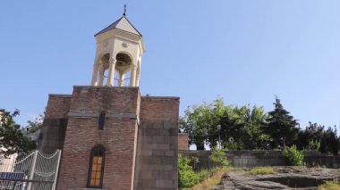 Çatıda haç olan Tiflis 'in çan kulesi.