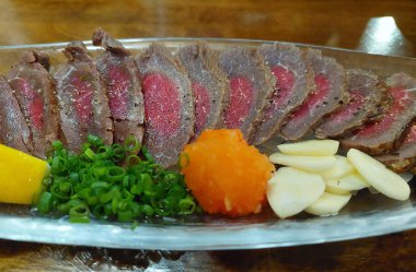 Hafif kavrulmuş panzu soslu Japon bifteği.