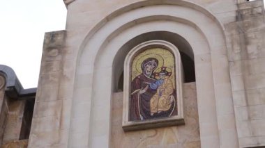 Tiflis 'in Kutsal Üçlü Katedrali' nin girişi.