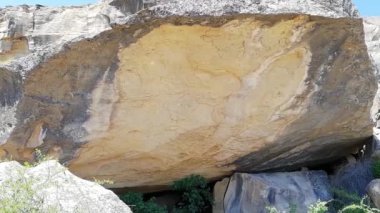 Alışılmadık şekilli kayalar doğal olarak Gobustan Ulusal Parkı, Azerbaycan 'da aşındılar.