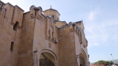 Tiflis 'in Kutsal Üçlü Katedrali' nin girişi.