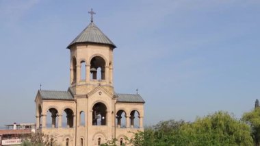 Tiflis 'in Kutsal Üçlü Katedrali' ndeki çan kulesi.