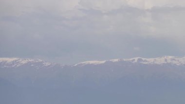 Gürcistan 'ın Sighnaghi kentindeki görkemli Kafkasya Dağları manzarası