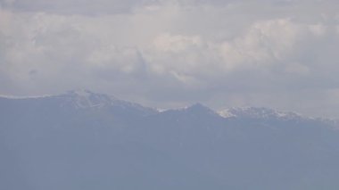 Gürcistan 'ın Sighnaghi kentindeki görkemli Kafkasya Dağları manzarası