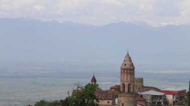 Arka planda muhteşem Kafkas Dağları olan Alazani Vadisi manzarası, Sighnaghi