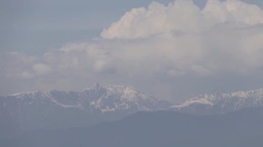 Gürcistan 'ın Sighnaghi kentindeki görkemli Kafkasya Dağları manzarası