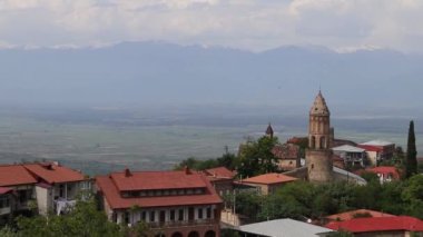 Arka planda muhteşem Kafkas Dağları olan Alazani Vadisi manzarası, Sighnaghi