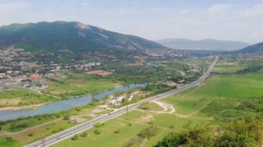 Gürcistan 'ın Mtskheta kentindeki vadi ve caddelerin manzarası.