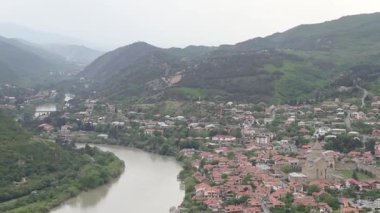 Mtskheta manzarası ve Mtkvari ve Aragvi nehirlerinin birleşimi