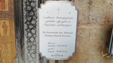 Svetitskhoveli Katedrali 'nin girişinde Gezintiye İzin Yok tabelası