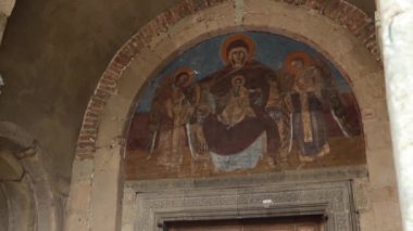 Georgia 'daki Svetitskhoveli Katedrali' nin girişinin üstündeki antik duvar resmi.