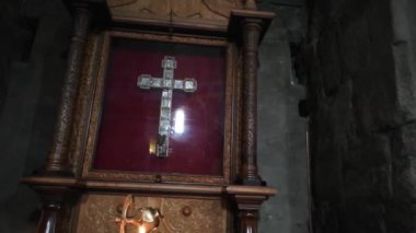 Svetitskhoveli Katedrali 'nin duvarında sergilenen dini eserler ve mumlar