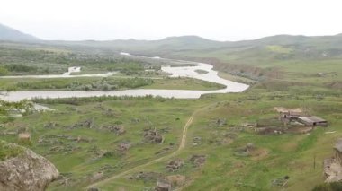 Gürcistan 'ın Uplistsikhe kentinin tarihi tahkimatından panoramik bir manzara