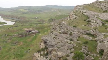 Gürcistan 'ın Uplistsikhe kentinin tarihi tahkimatından panoramik bir manzara
