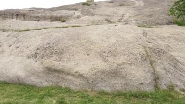 Barınak ve konutlar için oyulmuş mağaraları olan Antik Uçurum Kenarı Kalesi, Uplistsikhe, Georgia