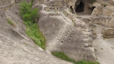 Barınak ve konutlar için oyulmuş mağaraları olan Antik Uçurum Kenarı Kalesi, Uplistsikhe, Georgia