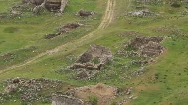 Gürcistan 'ın Uplistsikhe kentinin tarihi tahkimatından panoramik bir manzara