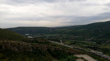 Gürcistan 'ın Mtskheta kentindeki vadi ve caddelerin manzarası.