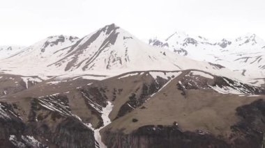 Gürcistan 'daki Büyük Kafkasya Dağları manzarası