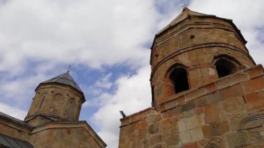 Gürcistan 'ın Kafkasya Dağları' nda yuva yapmış eski bir kilise.