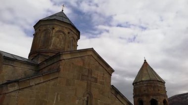 Gürcistan 'ın Kafkasya Dağları' nda yuva yapmış eski bir kilise.