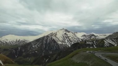 Gürcistan Askeri Karayolu boyunca Kafkas Dağları 'nın manzarası