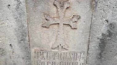 Ermenistan 'daki Geghard Manastırı' nda eski bir Ermeni haç taşı.