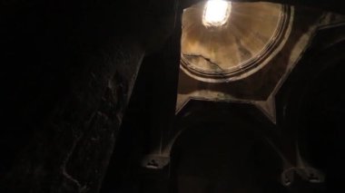 Geghard Manastırı 'nın içine Ermeni tarzı kaya oymaları.