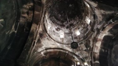 Geghard Manastırı 'nın içine Ermeni tarzı kaya oymaları.