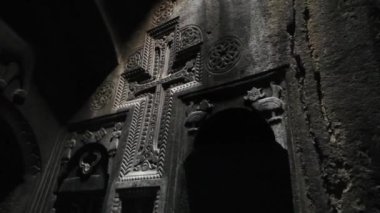 Ermenistan 'daki Geghard Manastırı' ndaki mağara kilisesinin duvarına kazınmış haç.