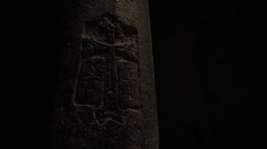 Ermenistan 'daki Geghard Manastırı' ndaki mağara kilisesinin duvarına kazınmış haç.