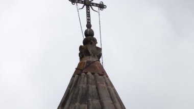 Geghard Manastırı 'ndaki bir kilisenin zirvesini süsleyen dini bir haç.