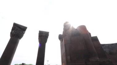 Zvartnots Katedrali ortaçağ Ermeni mimarisinin eşsiz bir örneği olarak öne çıkıyor