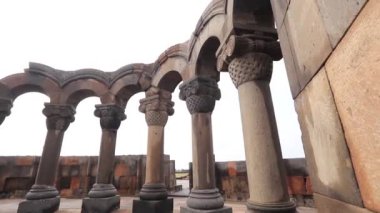 Ermeni İyonları, Zvartnots Katedrali 'nin sütunlarını süslüyor