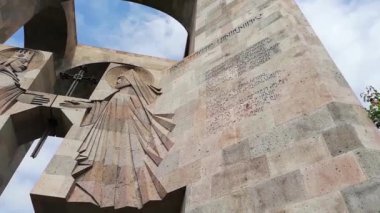 Ermenistan 'daki Etchmiadzin Katedrali' nin ana kapısında taş bir heykel.