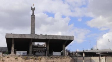 Ekim Devrimi 'nin 50. yıldönümü anısına Erivan Şelalesi' nde bulunan bir anıt.