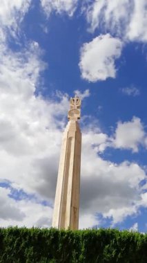 Erivan Şelalesi 'ndeki anıtın Ermeni mimarisinin bir sembolü.