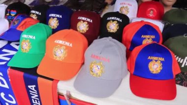 Erivan 'ın merkezinde Ermeni el sanatları pazarı