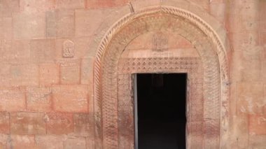 Khor Virap Manastırı 'ndaki St. Gevorg Kilisesi' nin girişi, bir kemer ve üç haçla süslenmiş.